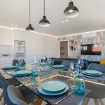 Town 2-bedroom דירה *